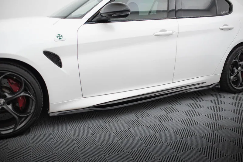 Küljeliistud — Alfa Romeo Giulia Quadrifoglio