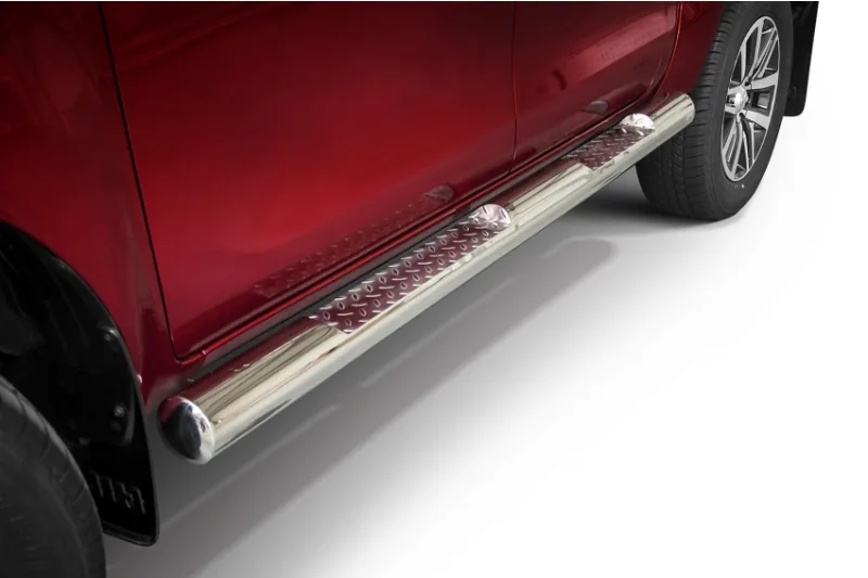 Боковые пороги с выемками, 100 мм — Toyota Hilux (с 2015 г.)