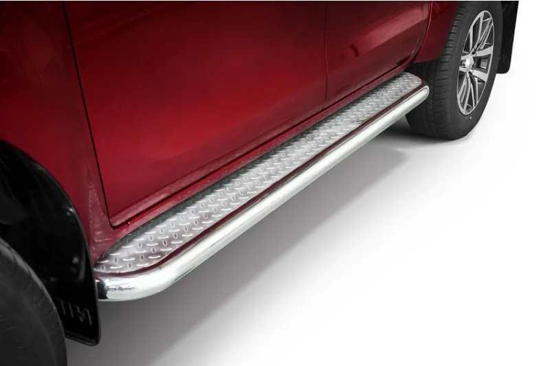 Боковые пороги с рифлёной площадкой, 70 мм — Toyota Hilux (с 2015 г.)