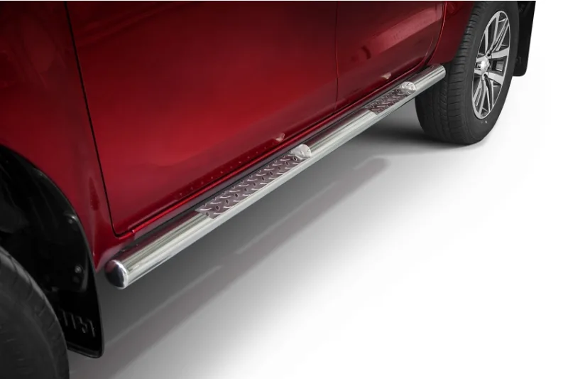 Боковые пороги с выемками, 76 мм — Toyota Hilux (с 2015 г.)