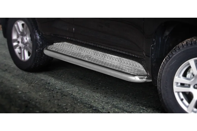 Подножки из нержавейки с рифлёной пластиной — Toyota Land Cruiser 150 (2010–2013)