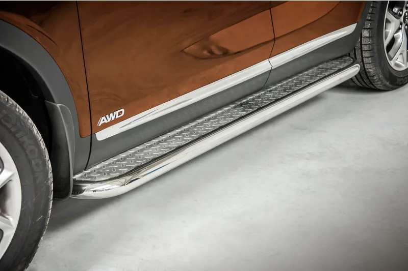 Stainless steel side steps with checker plate — Kia Sorento (2015–)