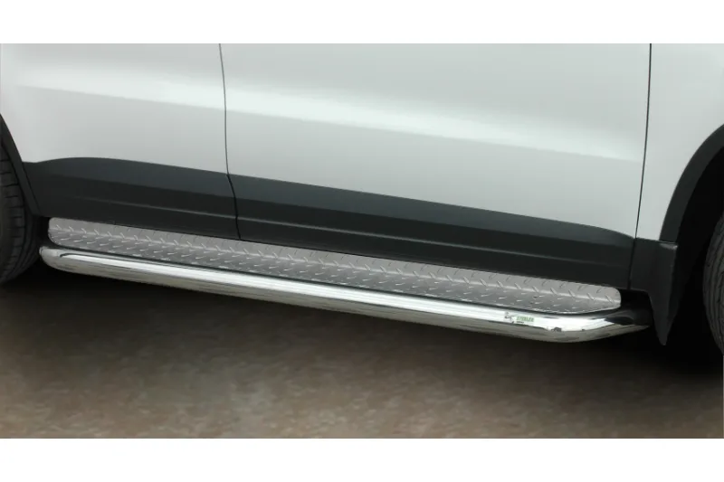 Подножки из нержавейки с рифлёной пластиной — Volkswagen Tiguan (2007–2015)