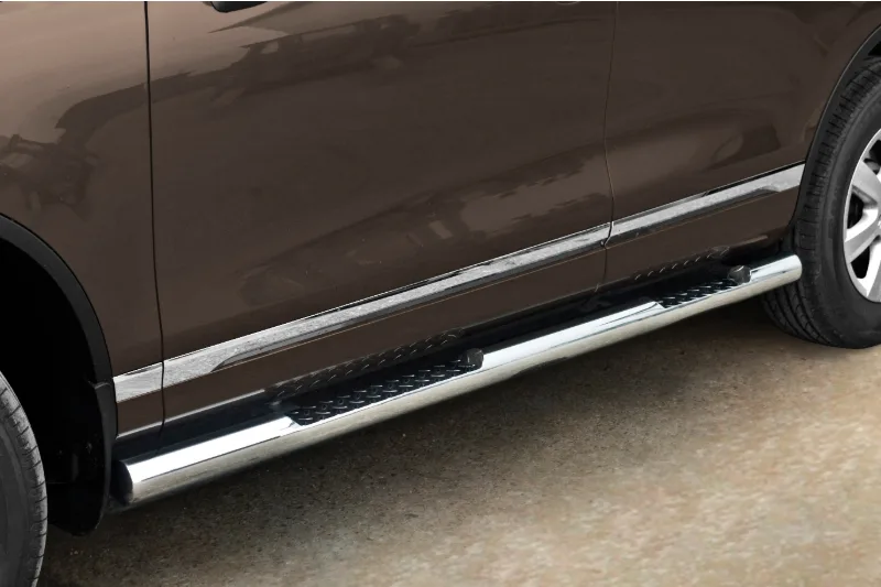 Roostevabad küljetorud rihveldatud astmetega — Volkswagen Touareg (2011–2015)